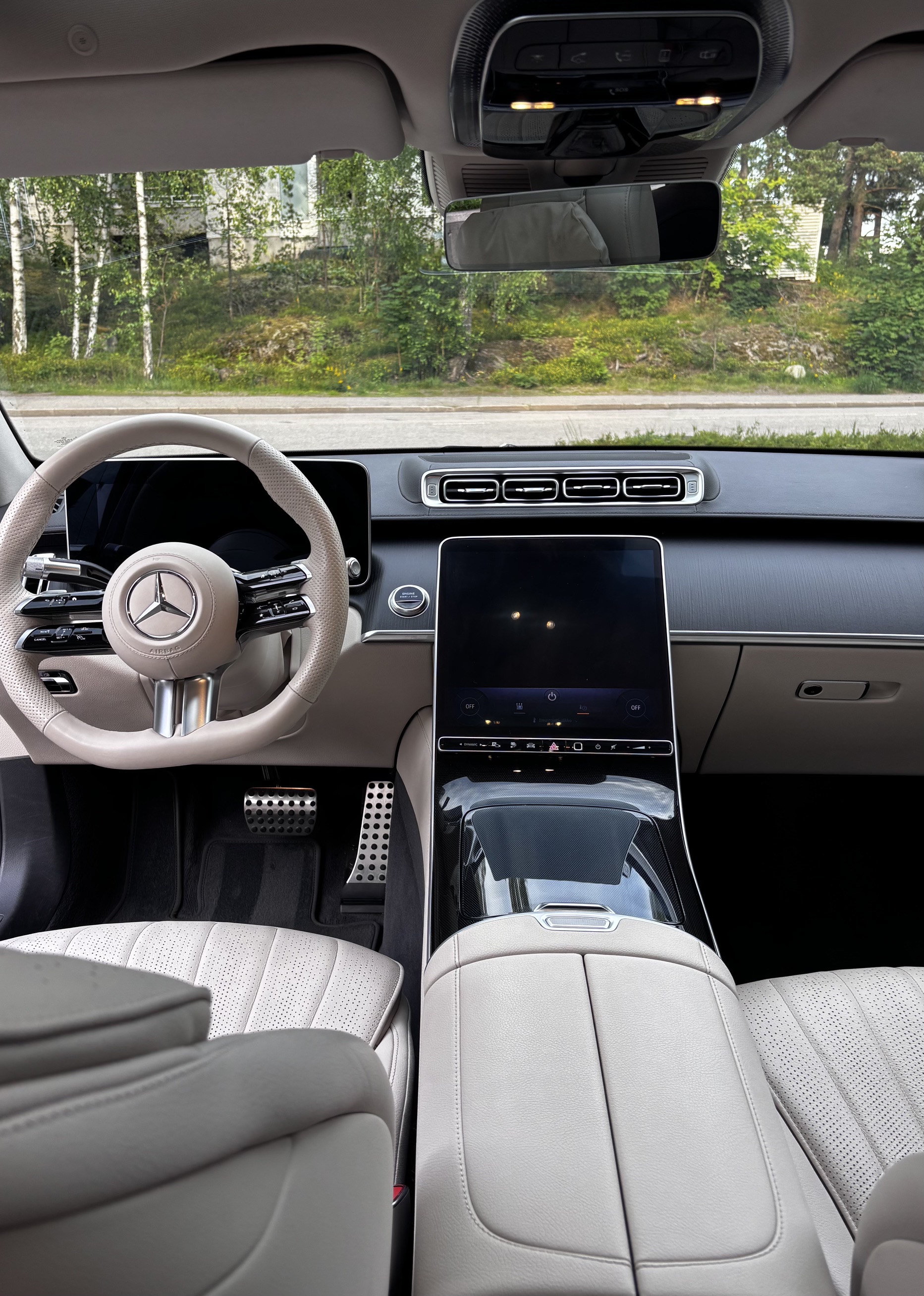 Mercedes-Benz S-sarjan ohjaamo sisäpesun jälkeen