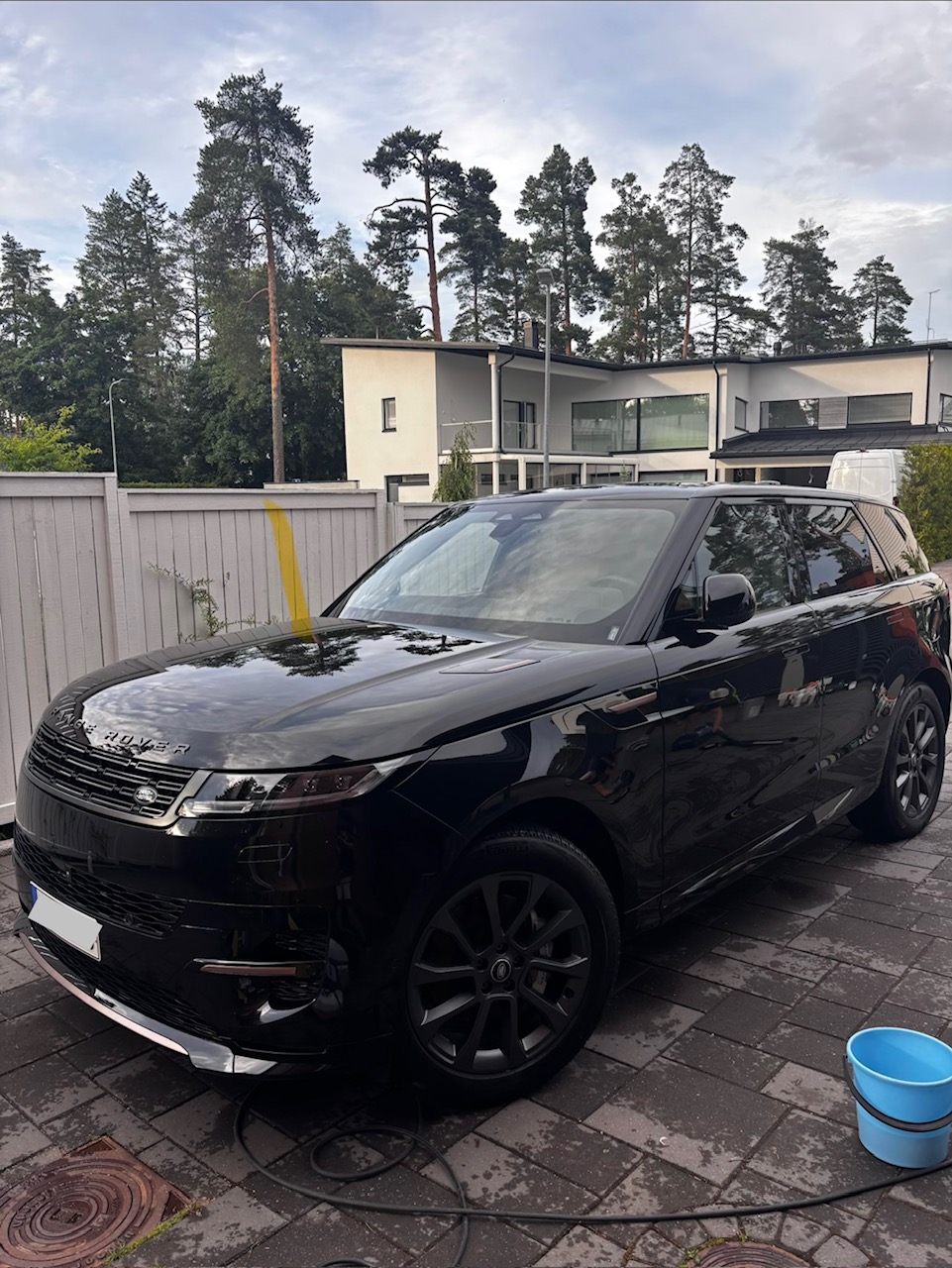 Musta Range Rover sivulta ulkopesun jälkeen