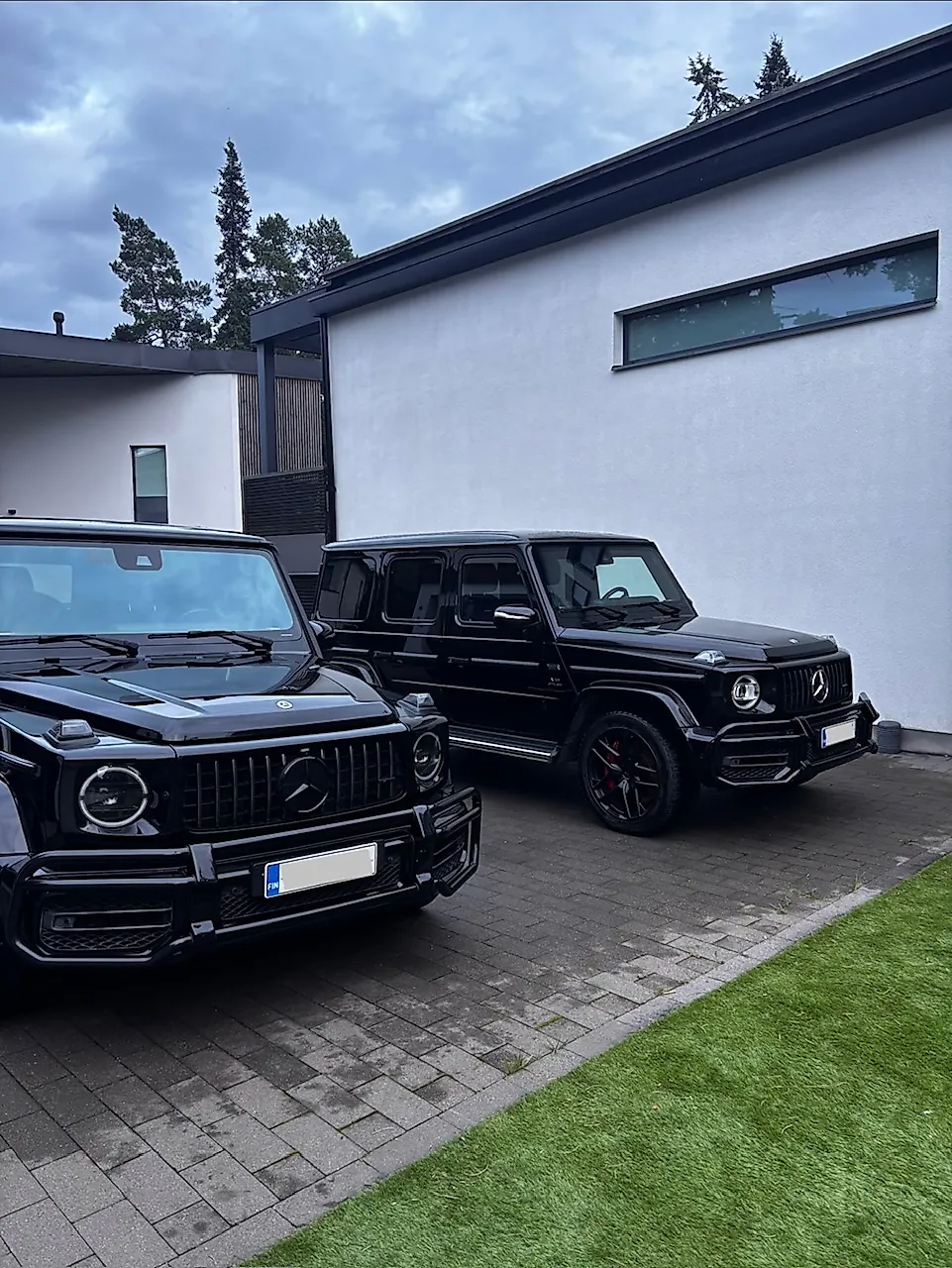 Kaksi mustaa Mercedes-AMG G63:a rinnakkain täysdetailingin jälkeen