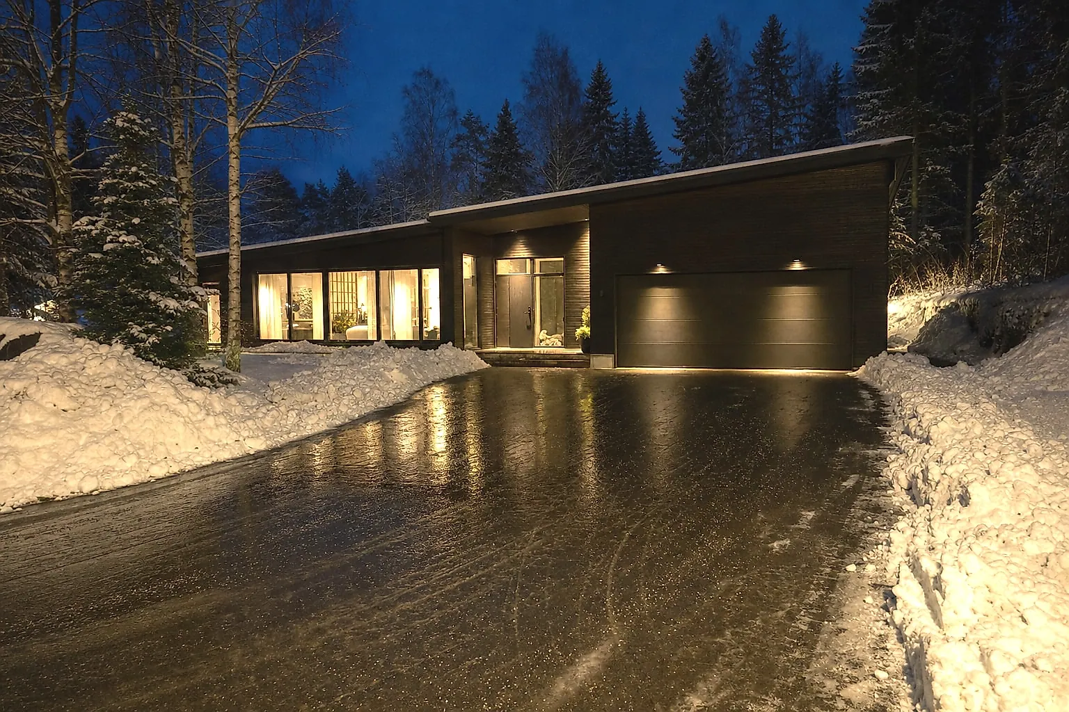 Aurattu pihatie talvi-iltana